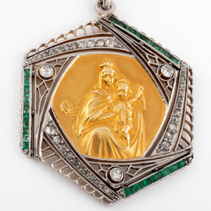 Médaille ajourée en or gris et diamant représentent la vierge et l'enfant