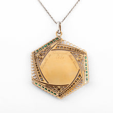 Charger l&#39;image dans la galerie, Médaille ajourée en or gris et diamant représentent la vierge et l&#39;enfant
