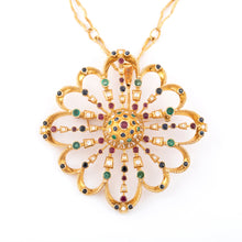 Charger l&#39;image dans la galerie, Pendentif et broche or jaune du créateur grec Lalaounis ornée de pierres précieuses
