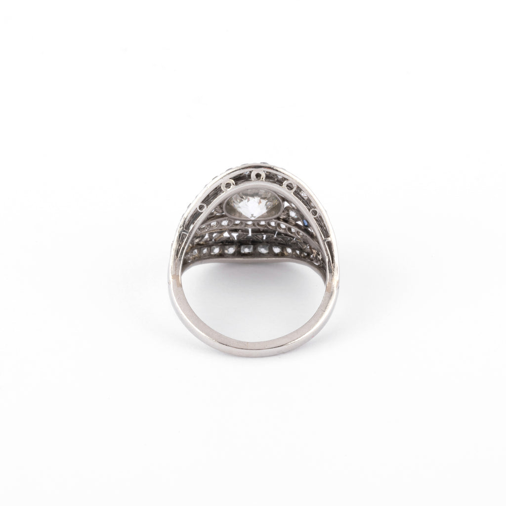 Bague dôme ornée d'un diamant central