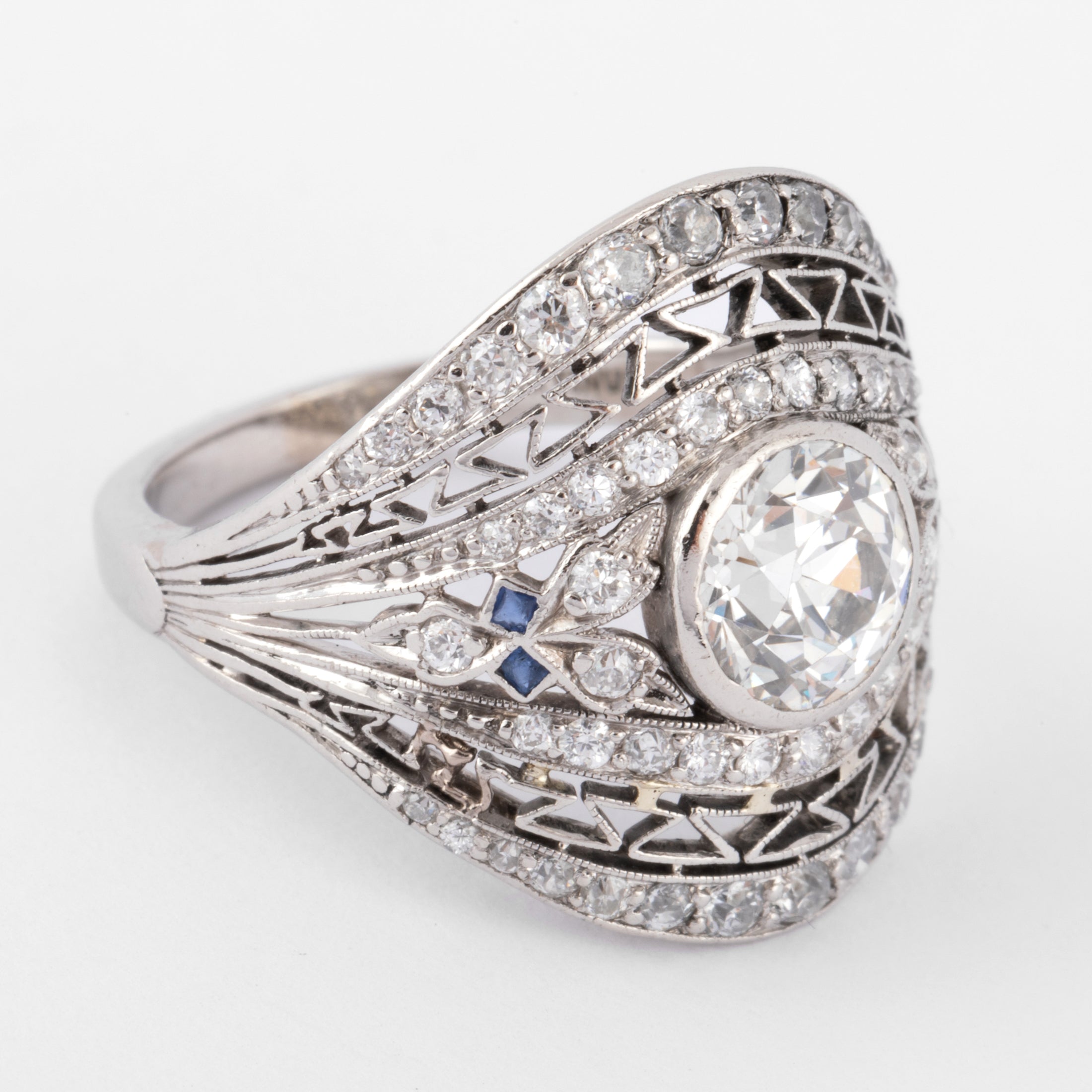 Bague dôme ornée d'un diamant central