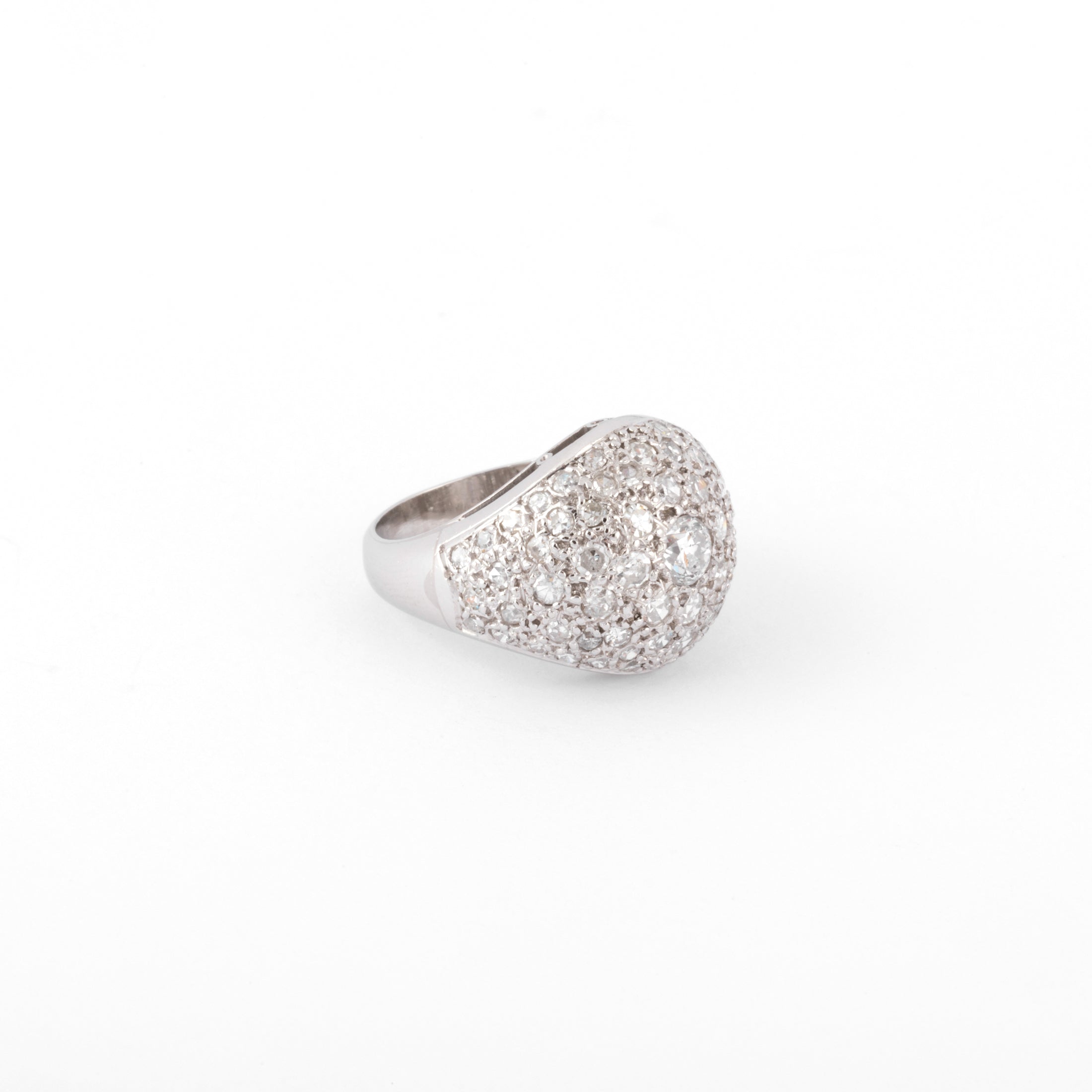 Bague dôme en platine et diamants