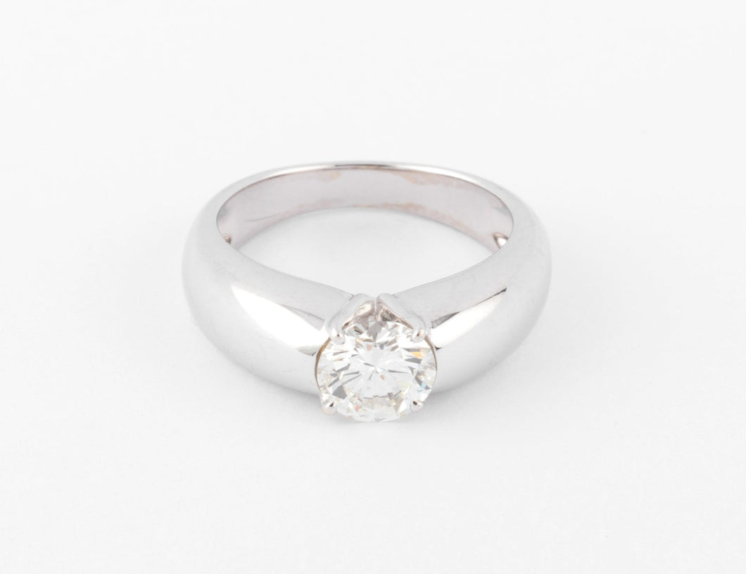 Bague or gris ornée d'un diamant taille moderne