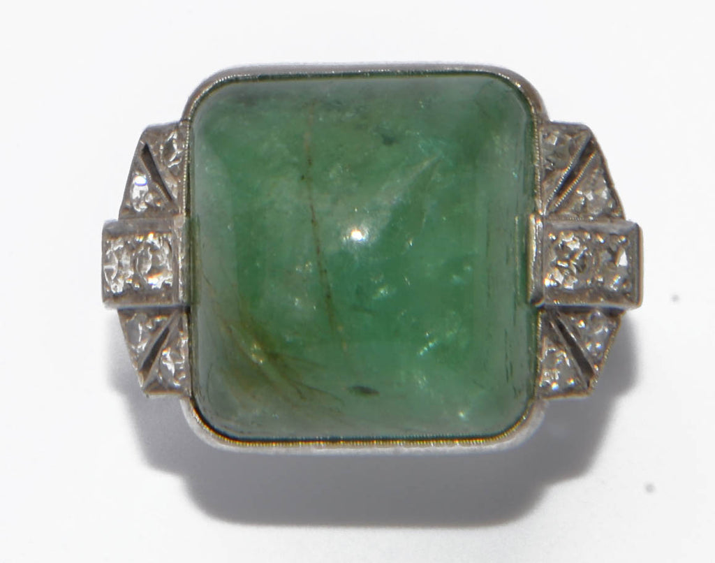 Bague en platine et émeraude pain de sucre