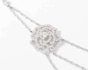 Collier or gris et motifs en fleurs en diamant