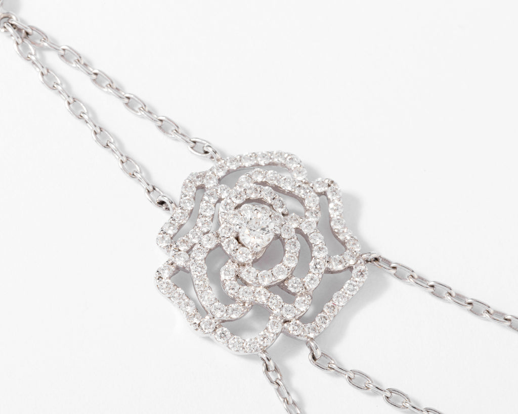 Collier or gris et motifs en fleurs en diamant
