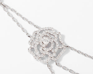 Collier or gris et motifs en fleurs en diamant