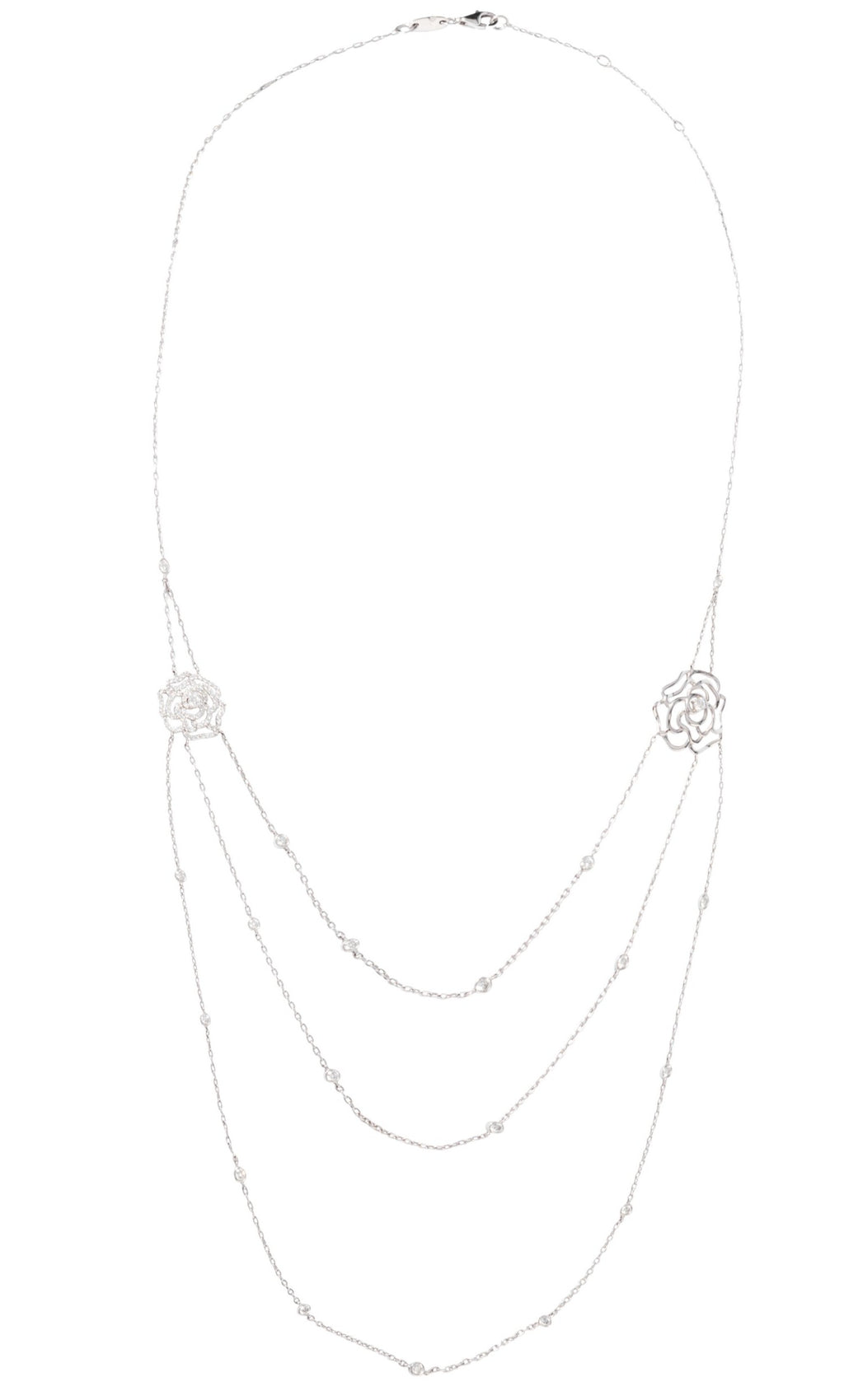 Collier or gris et motifs en fleurs en diamant