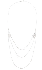 Collier or gris et motifs en fleurs en diamant