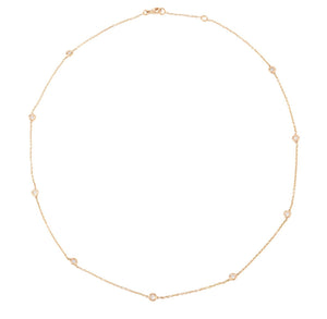 Collier or jaune intercalé de 9 diamants sur maille forçat en sertis clos.