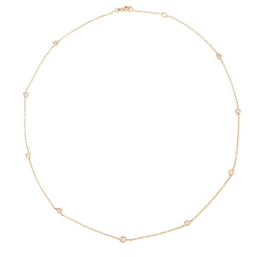 Collier or jaune intercalé de 9 diamants sur maille forçat en sertis clos.