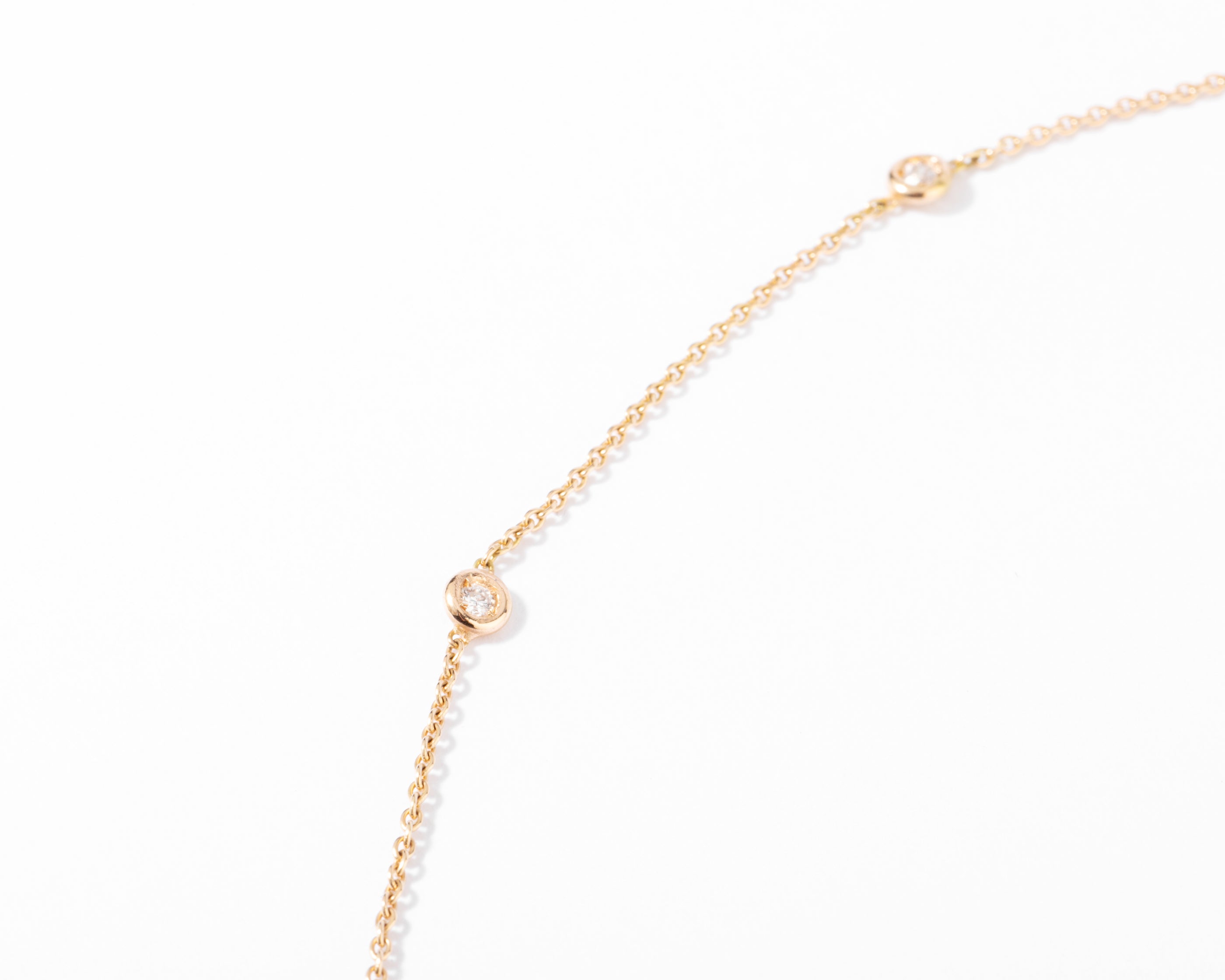 Collier or jaune intercalé de 9 diamants sur maille forçat en sertis clos.