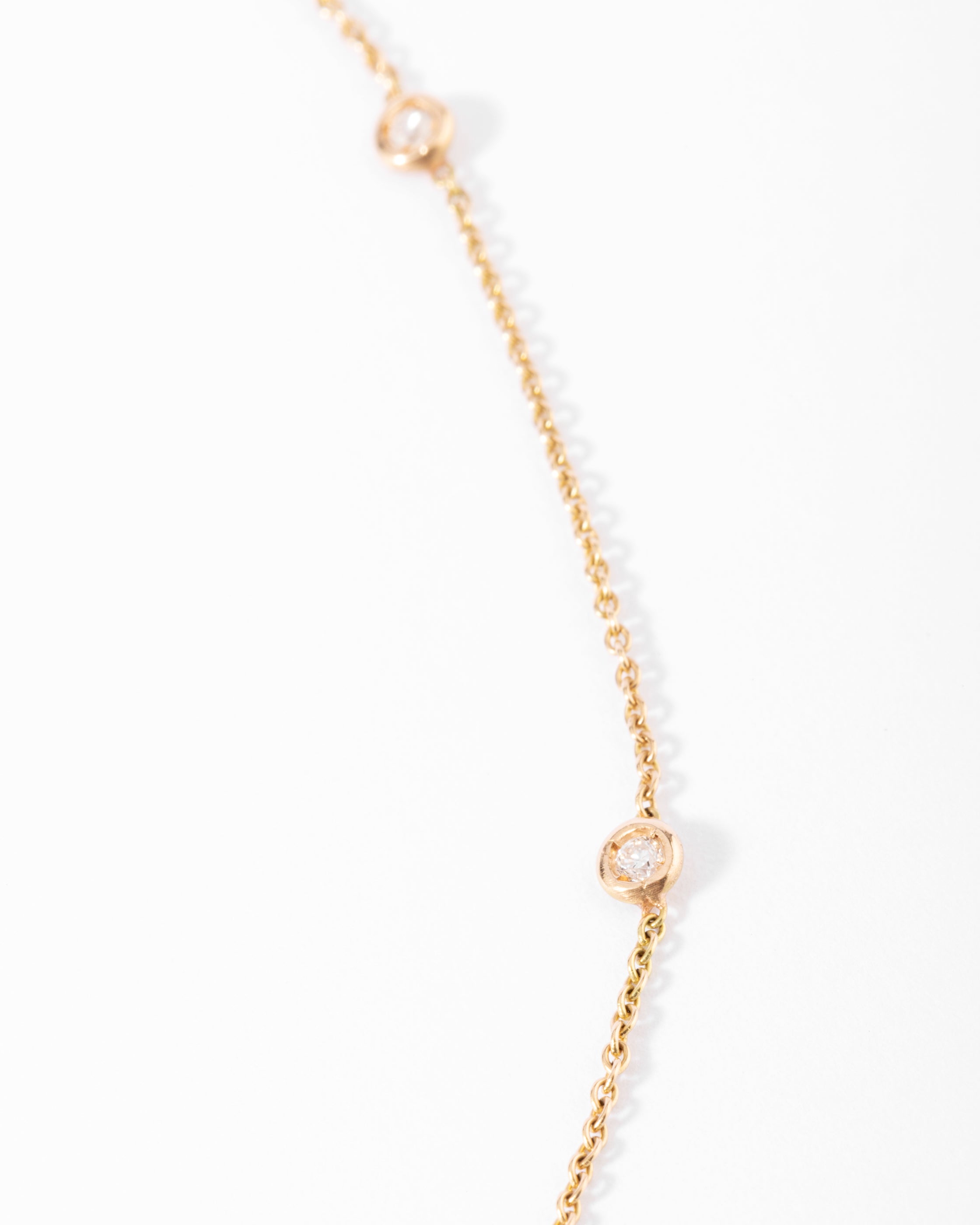 Collier or jaune intercalé de diamant sur maille forçat