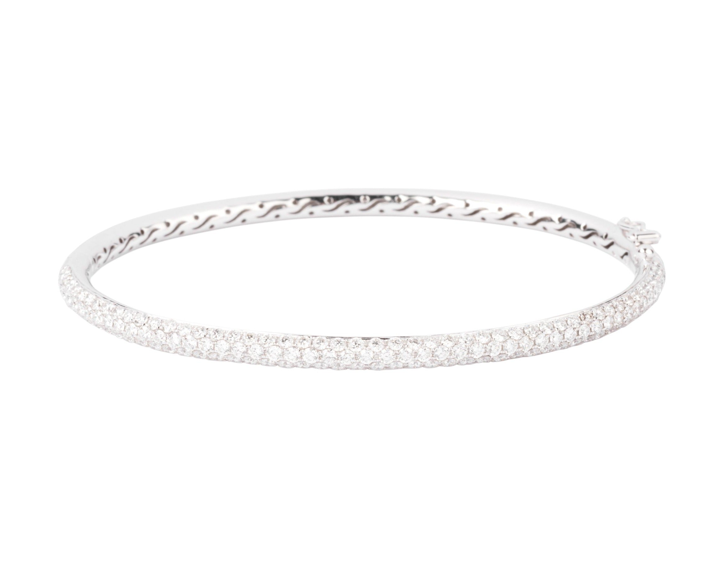Bracelet jonc en or gris serti de 3 lignes de diamant