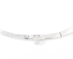 Collier rigide or gris de la maison Chaumet