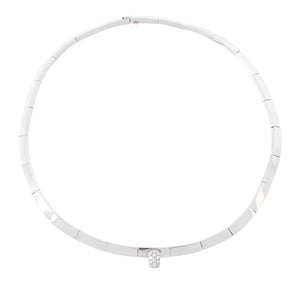 Collier rigide or gris de la maison Chaumet