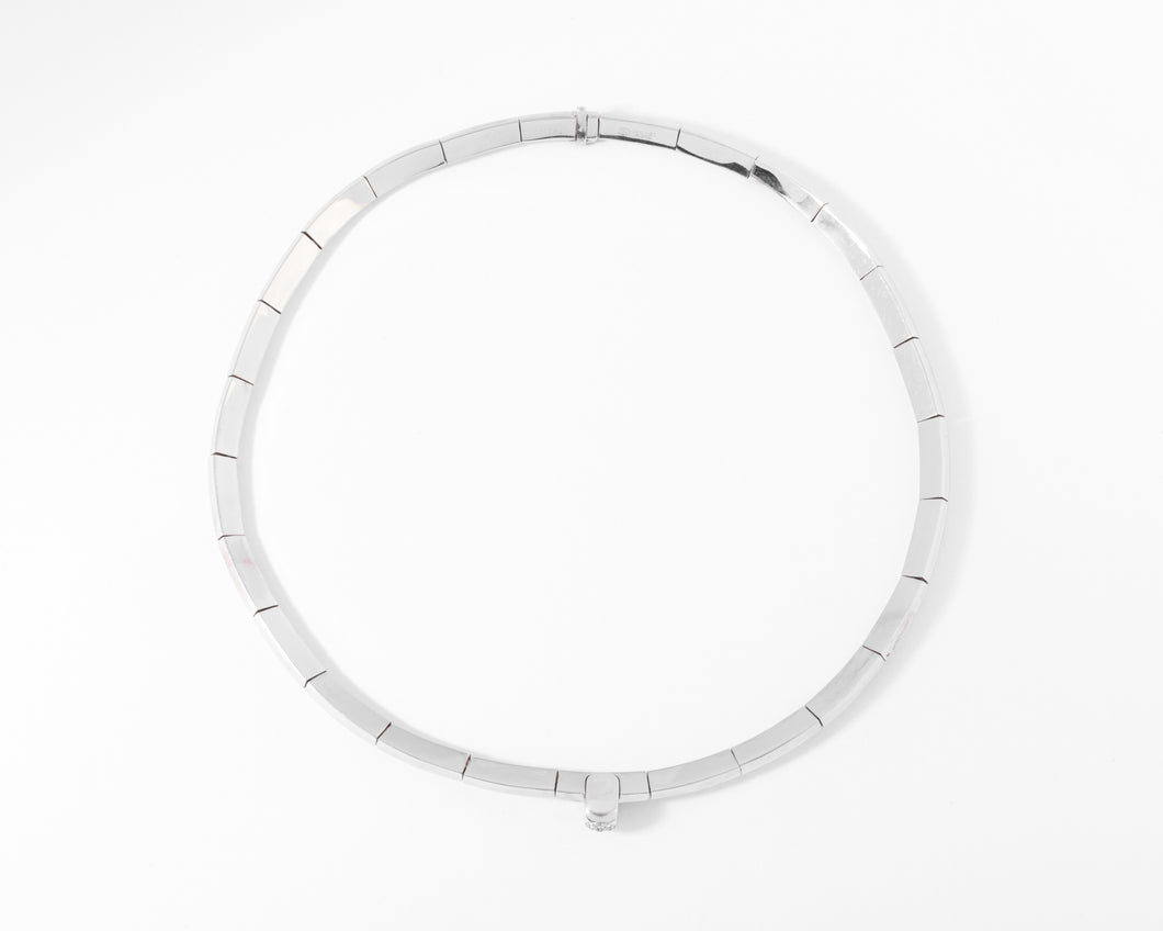 Collier rigide or gris de la maison Chaumet