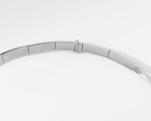 Collier rigide or gris de la maison Chaumet