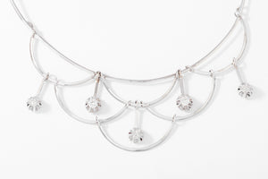 Collier or gris draperie en diamant