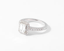 Charger l&#39;image dans la galerie, Bague solitaire en or gris ornée d&#39;un diamant taille émeraude
