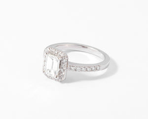 Bague solitaire en or gris ornée d'un diamant taille émeraude