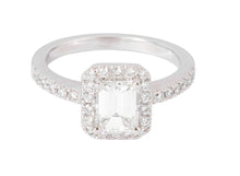 Charger l&#39;image dans la galerie, Bague solitaire en or gris ornée d&#39;un diamant taille émeraude
