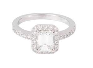 Bague solitaire en or gris ornée d'un diamant taille émeraude