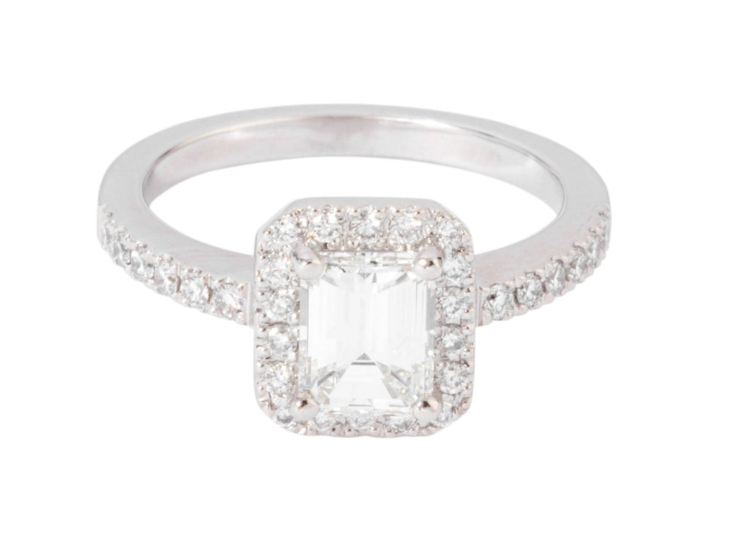 Bague solitaire en or gris ornée d'un diamant taille émeraude