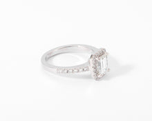Charger l&#39;image dans la galerie, Bague solitaire en or gris ornée d&#39;un diamant taille émeraude
