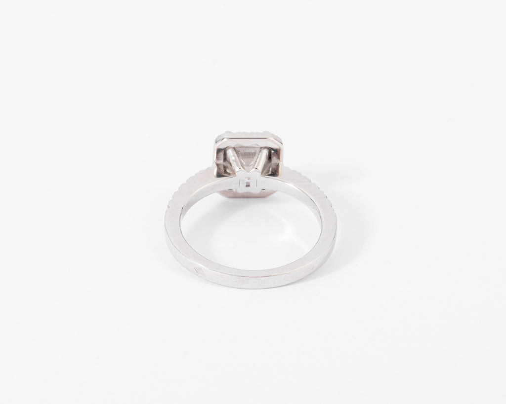 Bague solitaire en or gris ornée d'un diamant taille émeraude