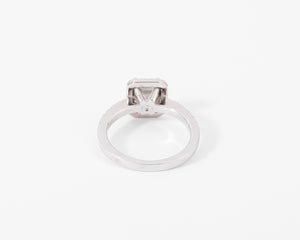 Bague solitaire en or gris ornée d'un diamant taille émeraude